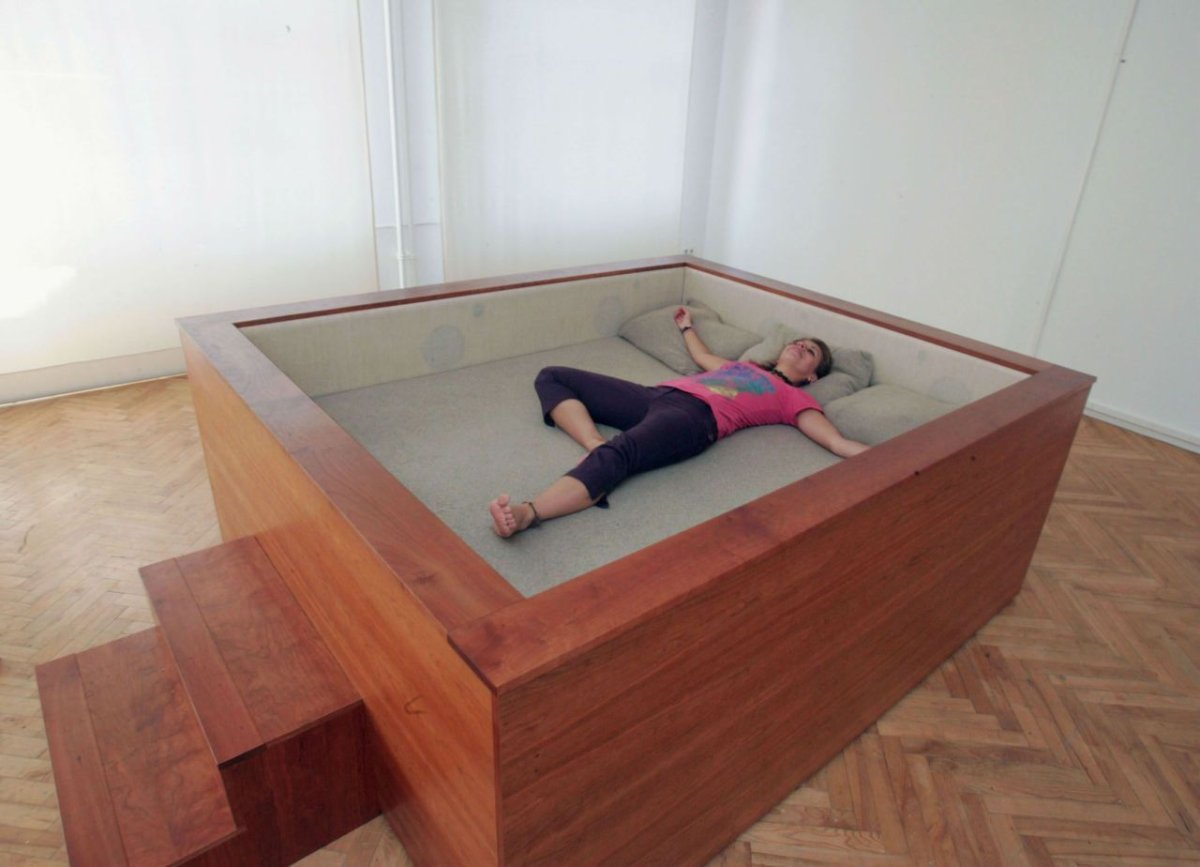 Большая застеленная кровать