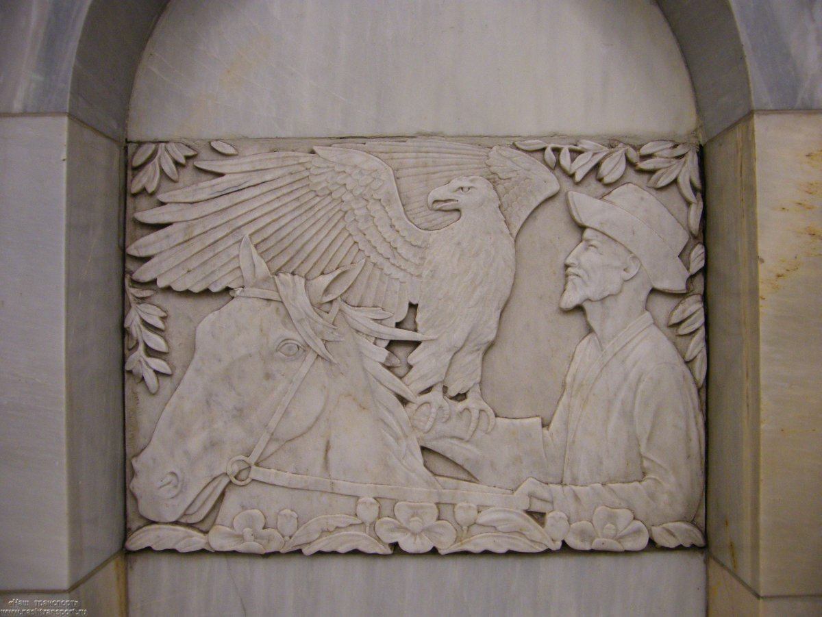 Барельефы на станции метро Добрынинская