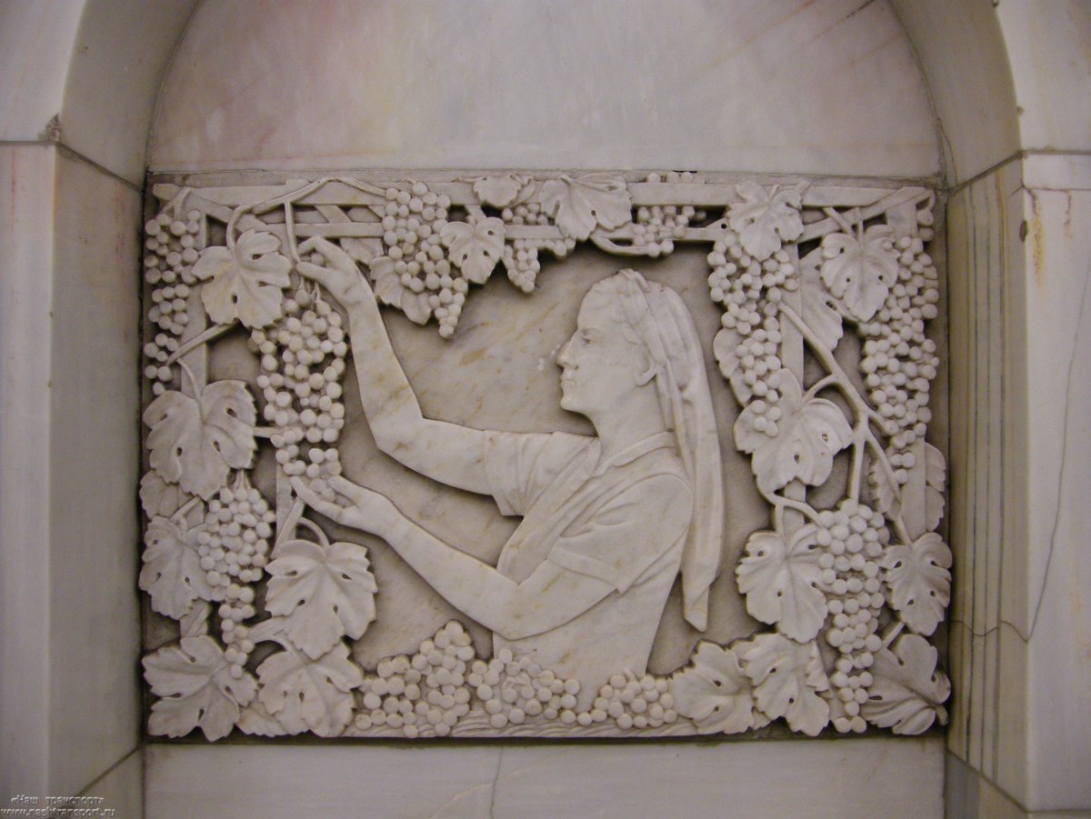 Добрынинская метро барельефы