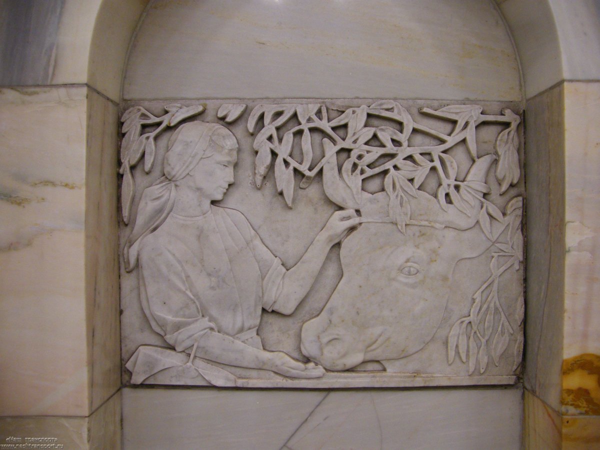 Барельефы на станции метро Добрынинская