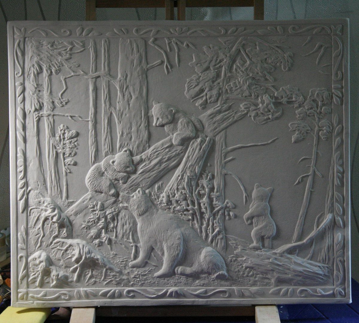 Круглый барельеф