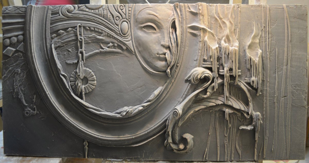 Барельеф в бассейне