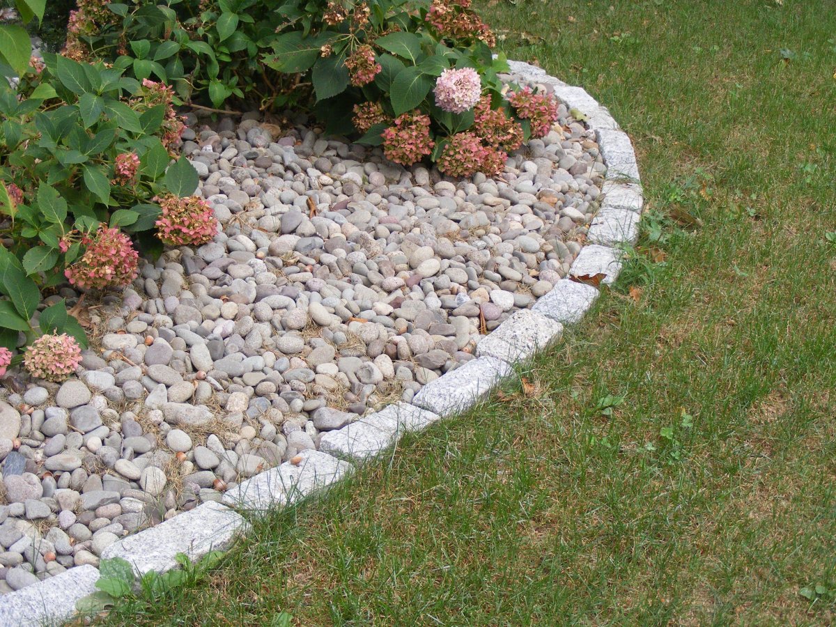 Отделка клумбы камнем