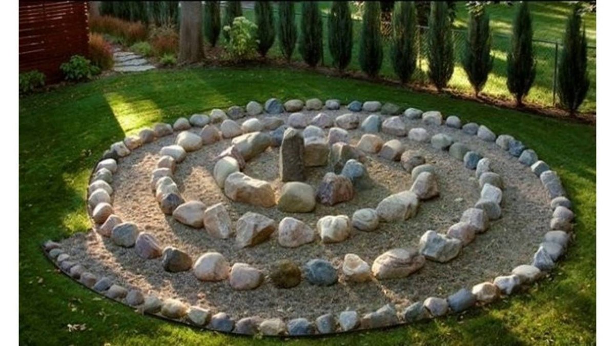 Лабиринты в саду из камня