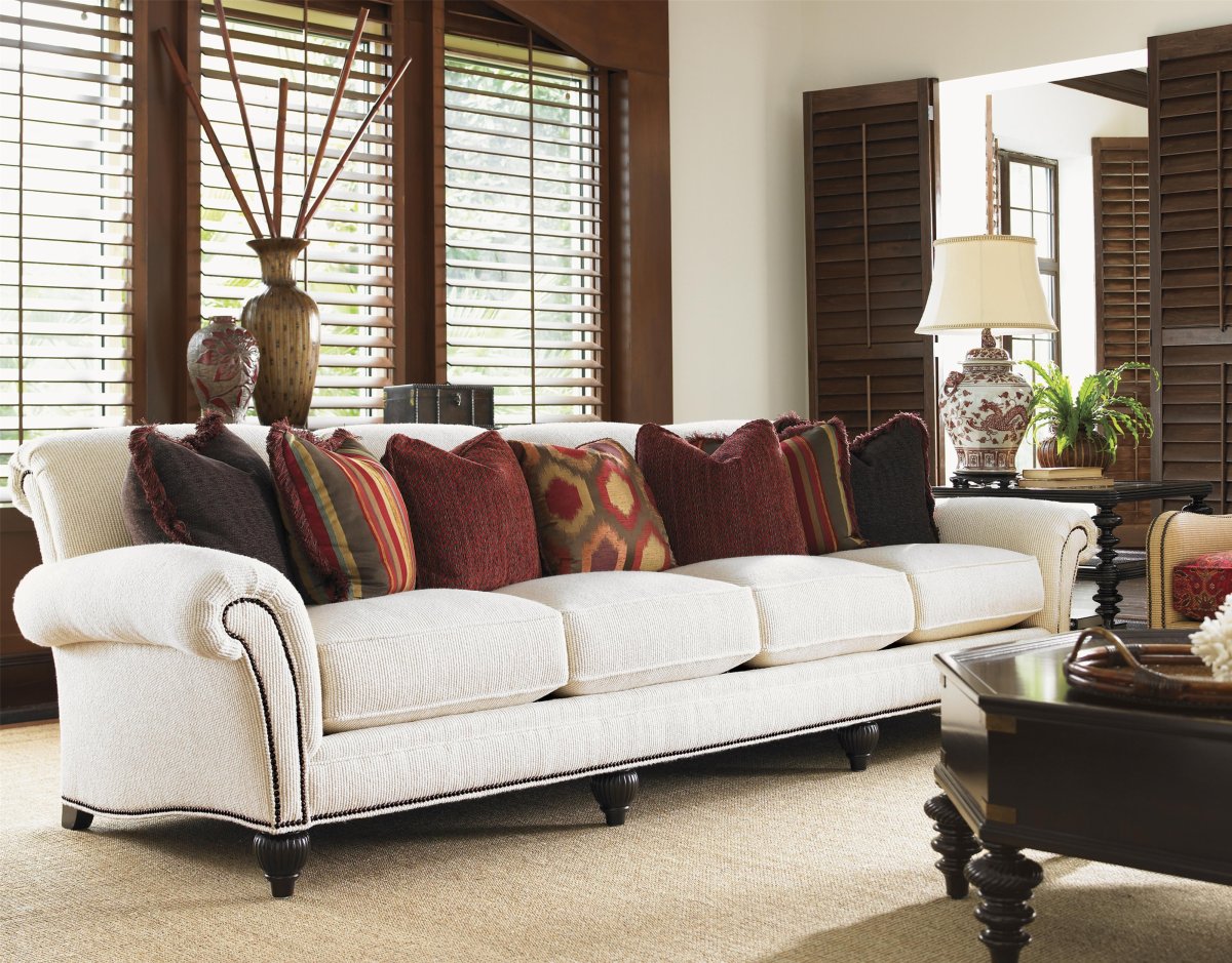 Диван в колониальном стиле