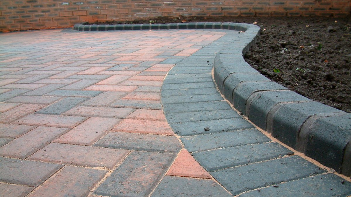 Бордюр пластиковый тротуарный черный б-300.8,5.4,5 l3000 New Fix высота 45 мм.