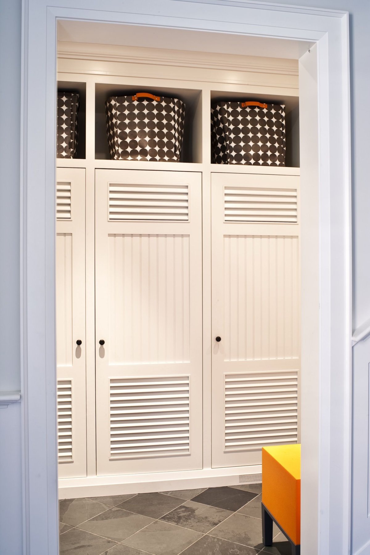Шкаф в прихожую с жалюзийными дверцами