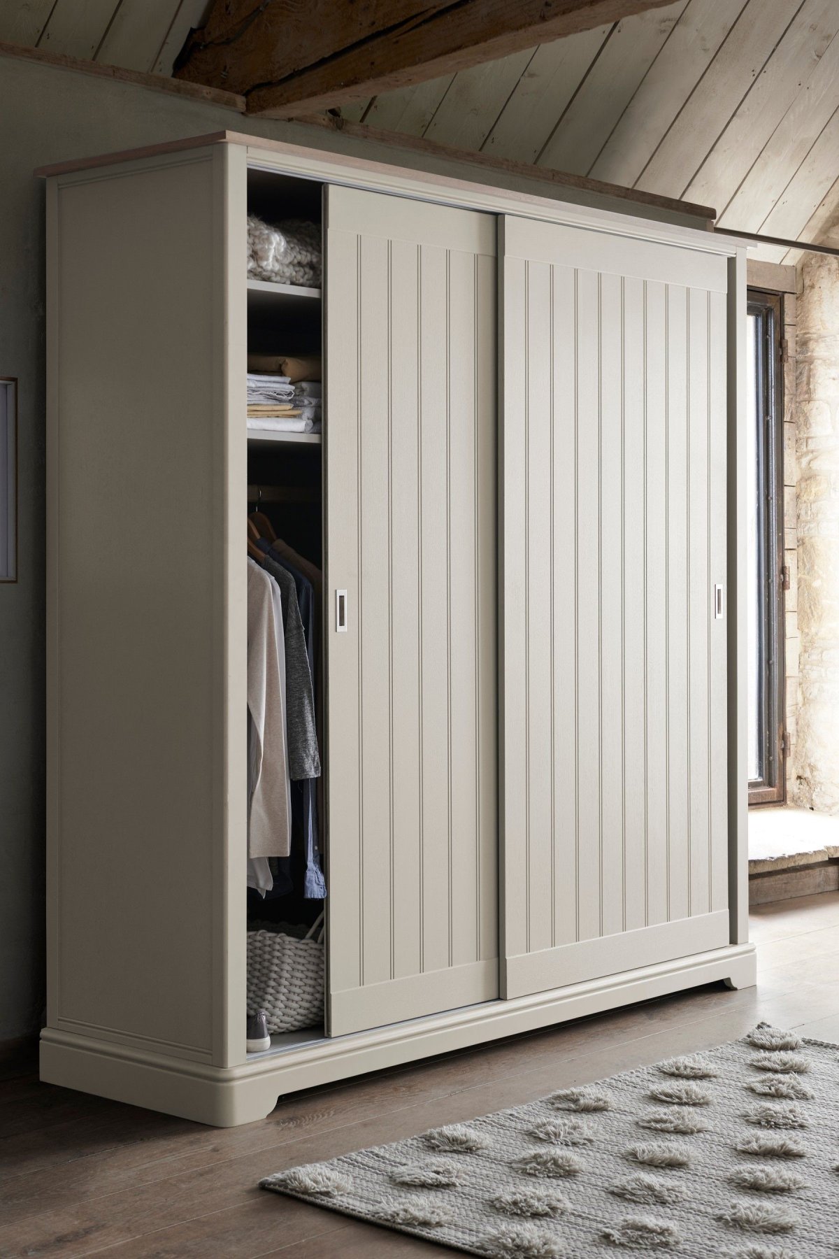 Белый шкаф с деревянными дверцами