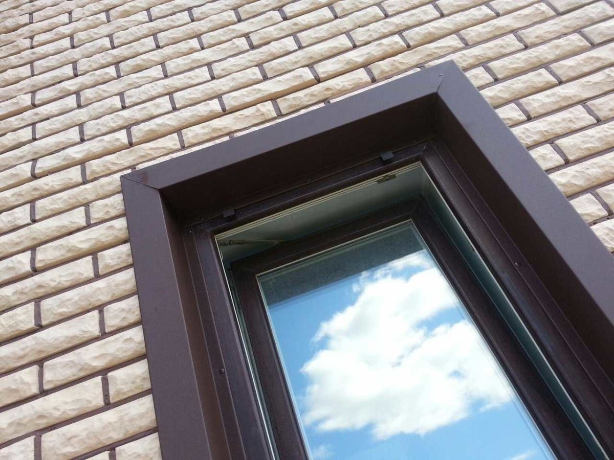 Коричневые наличники на окна