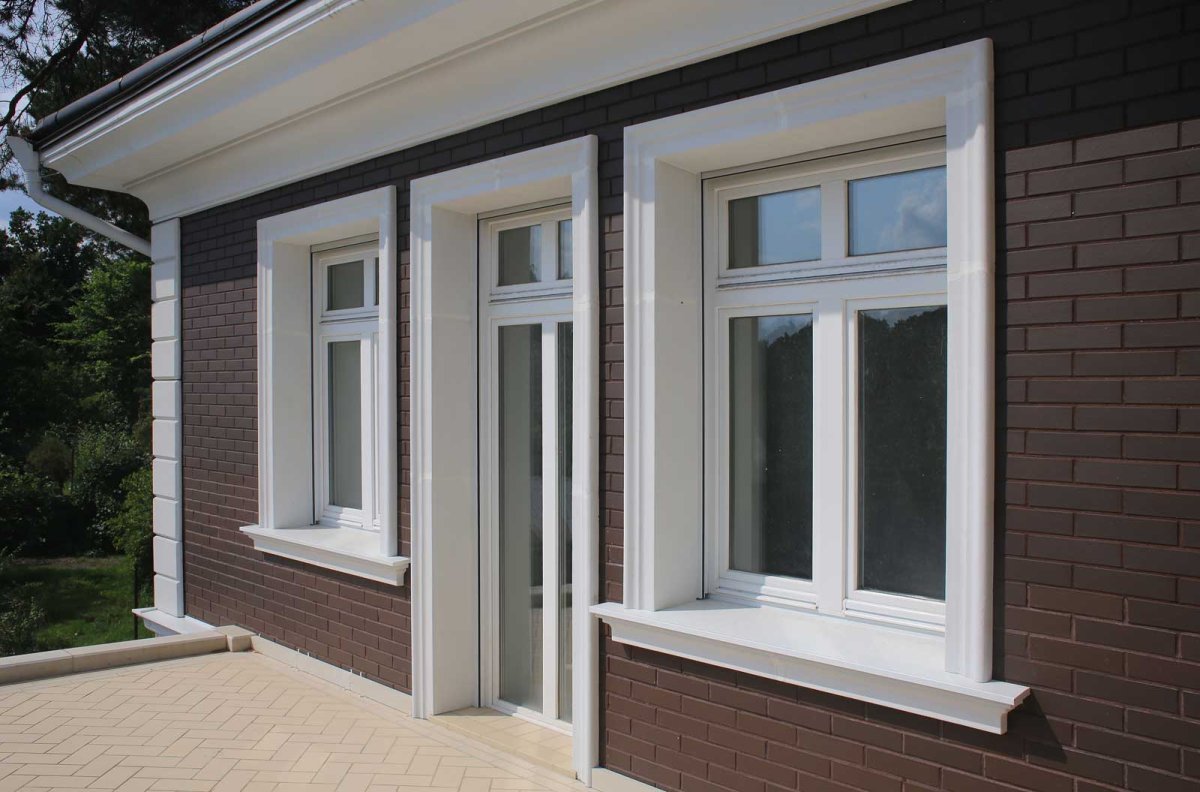 Деревянное обрамление окна