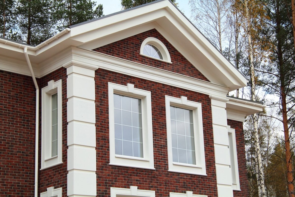 Оконные откосы фасада деревянного дома