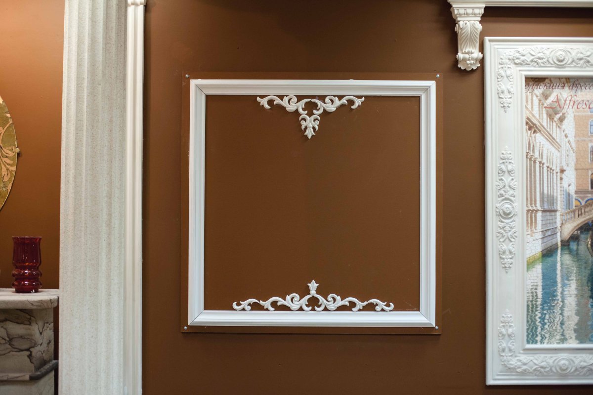 Обои в рамке на стене в интерьере