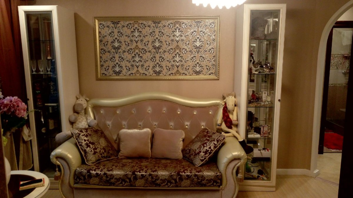 Белые стены с молдингами в интерьере