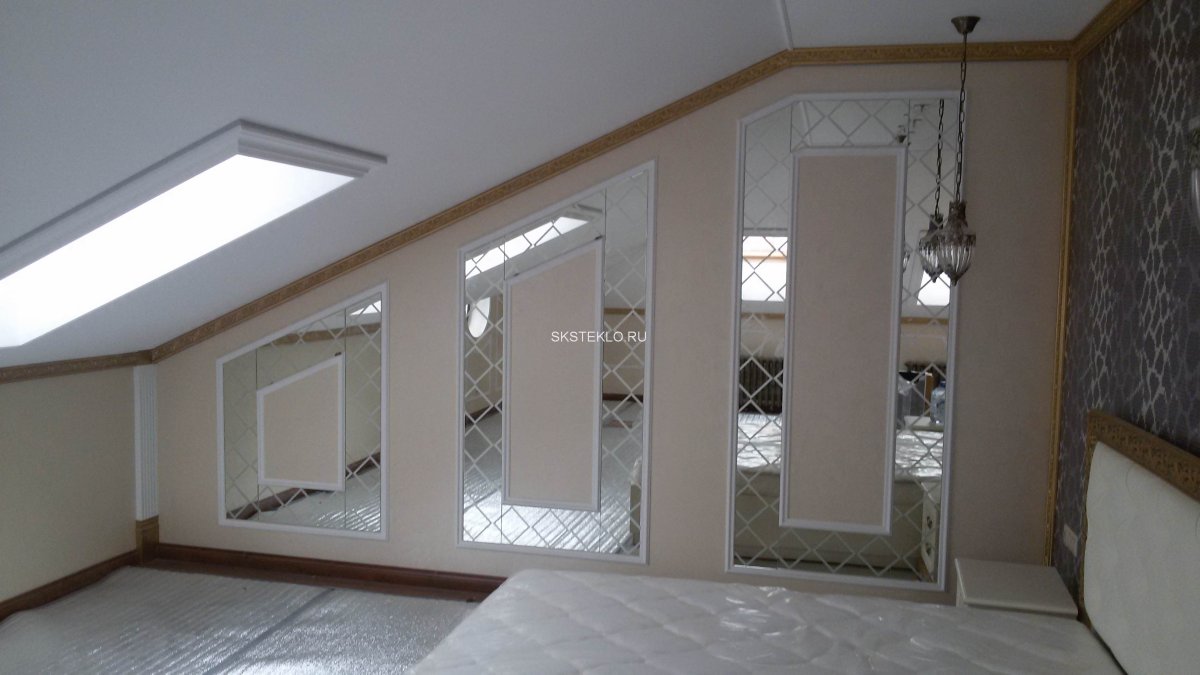 Фреска в молдинге на стене