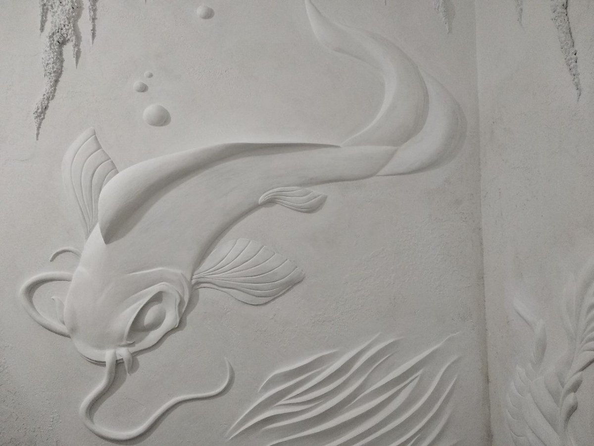 Барельеф над диваном