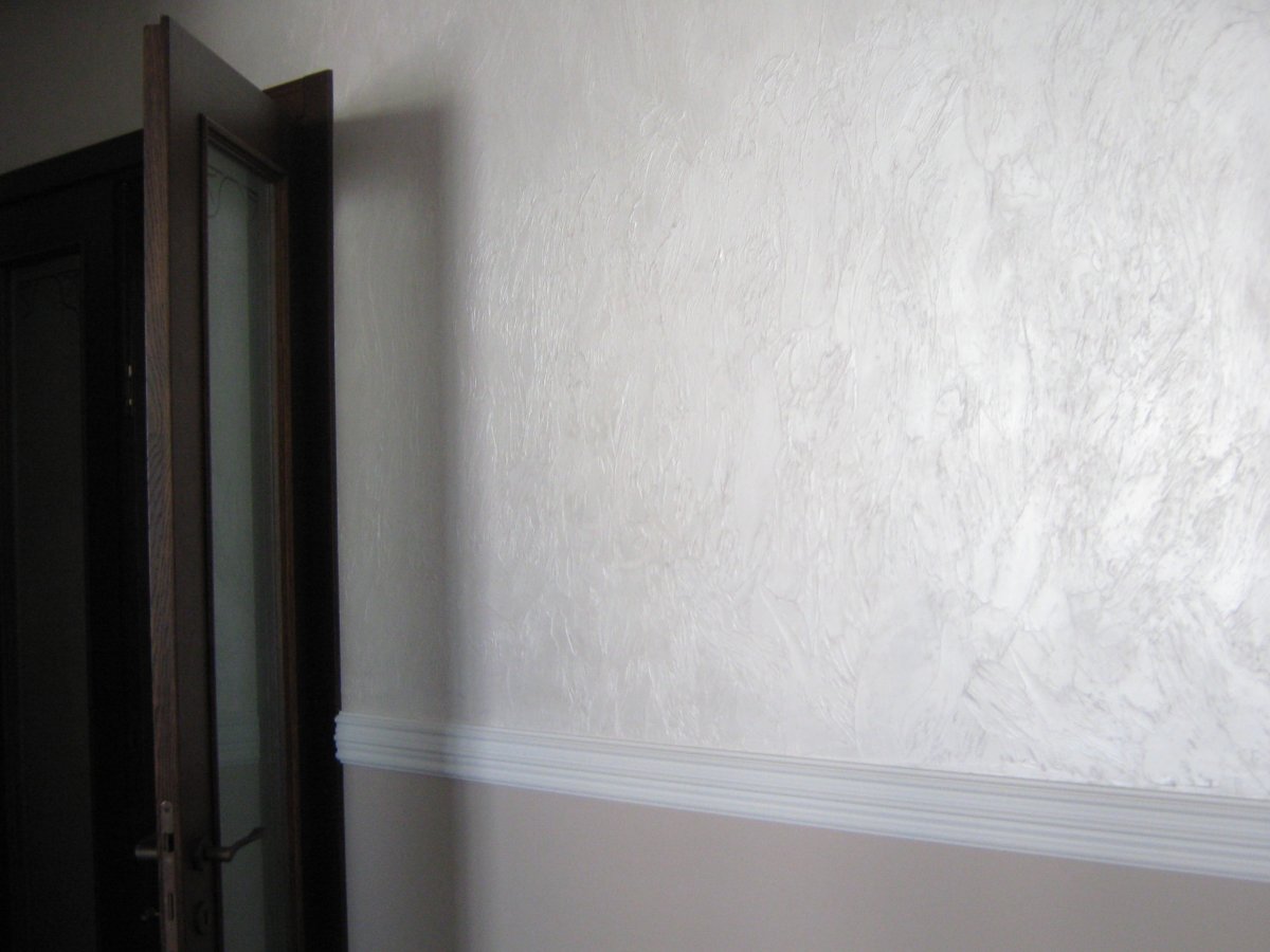 Как правильно красить обои