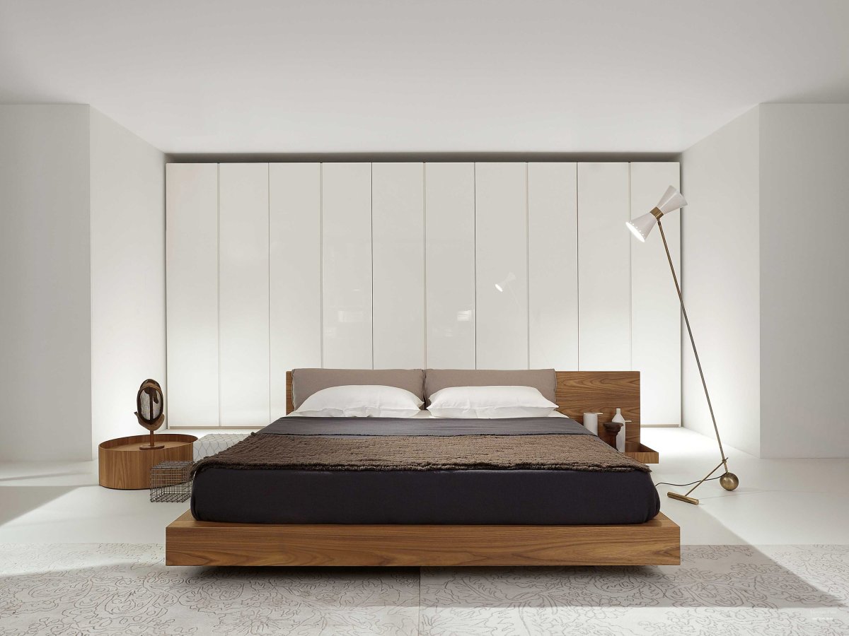 Кровать с нишами в изголовье