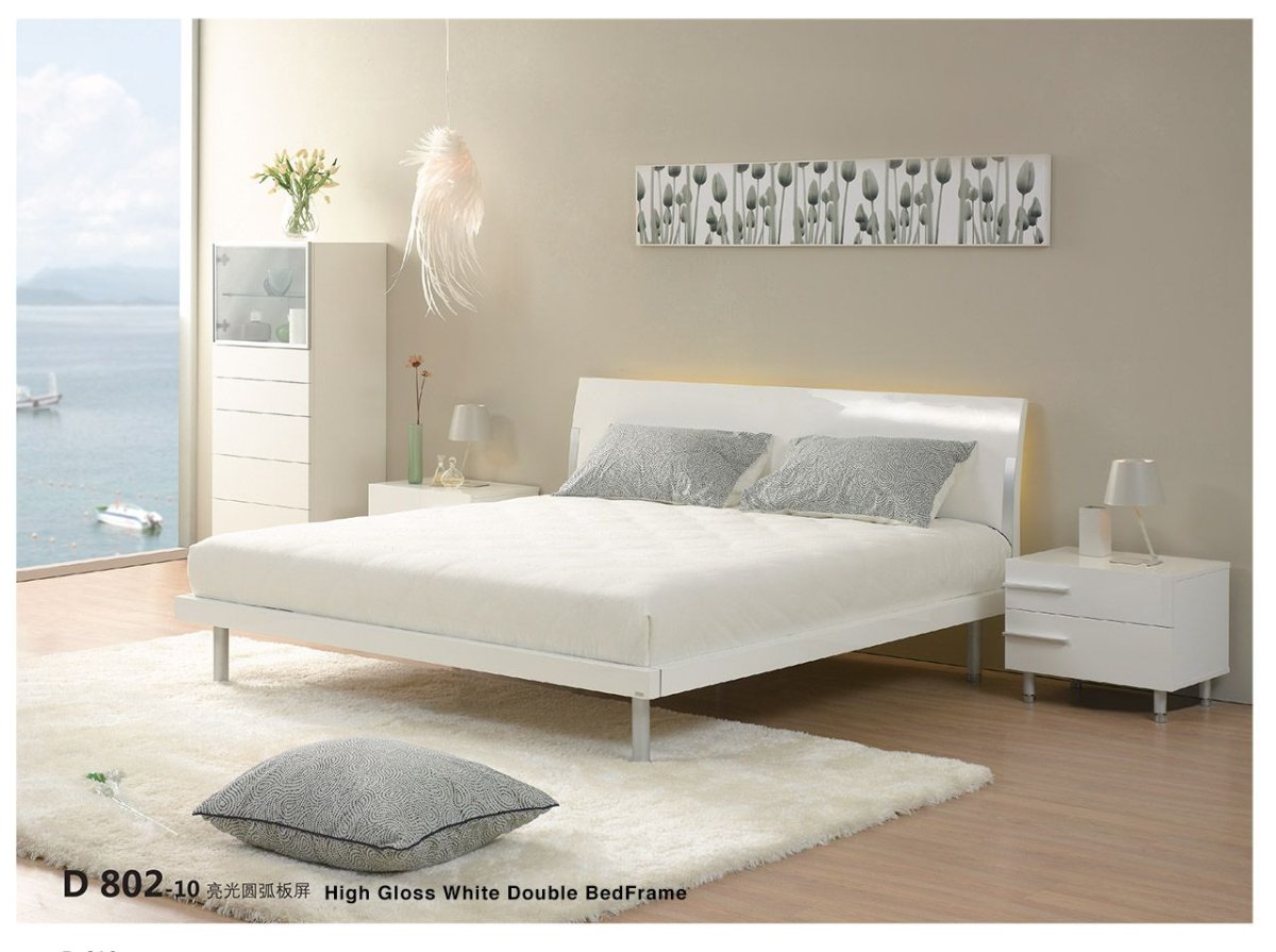 Розетки в изголовье кровати