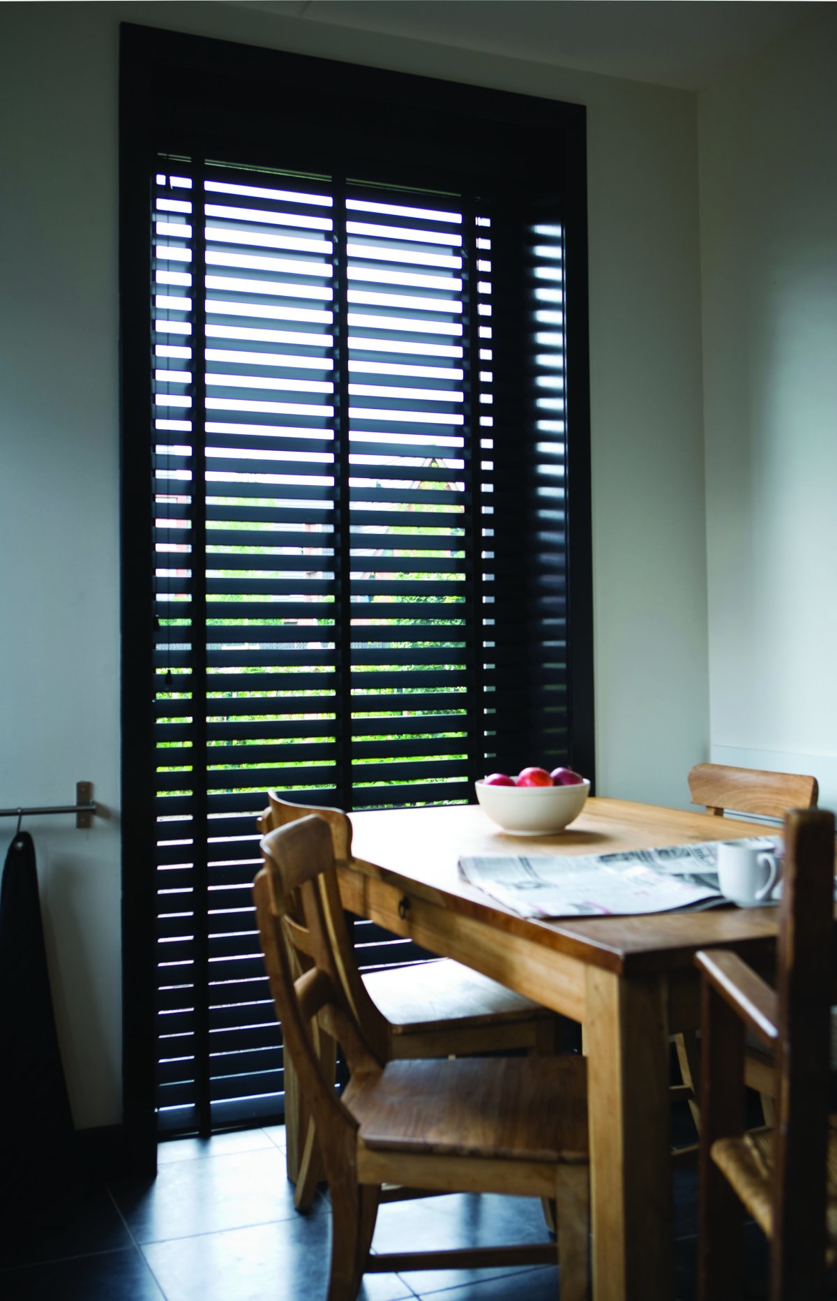 Черные деревянные жалюзи