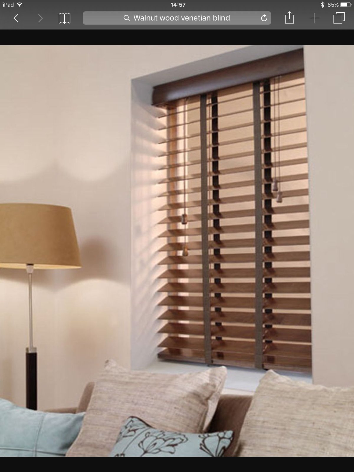 Деревянные жалюзи камин в интерьере