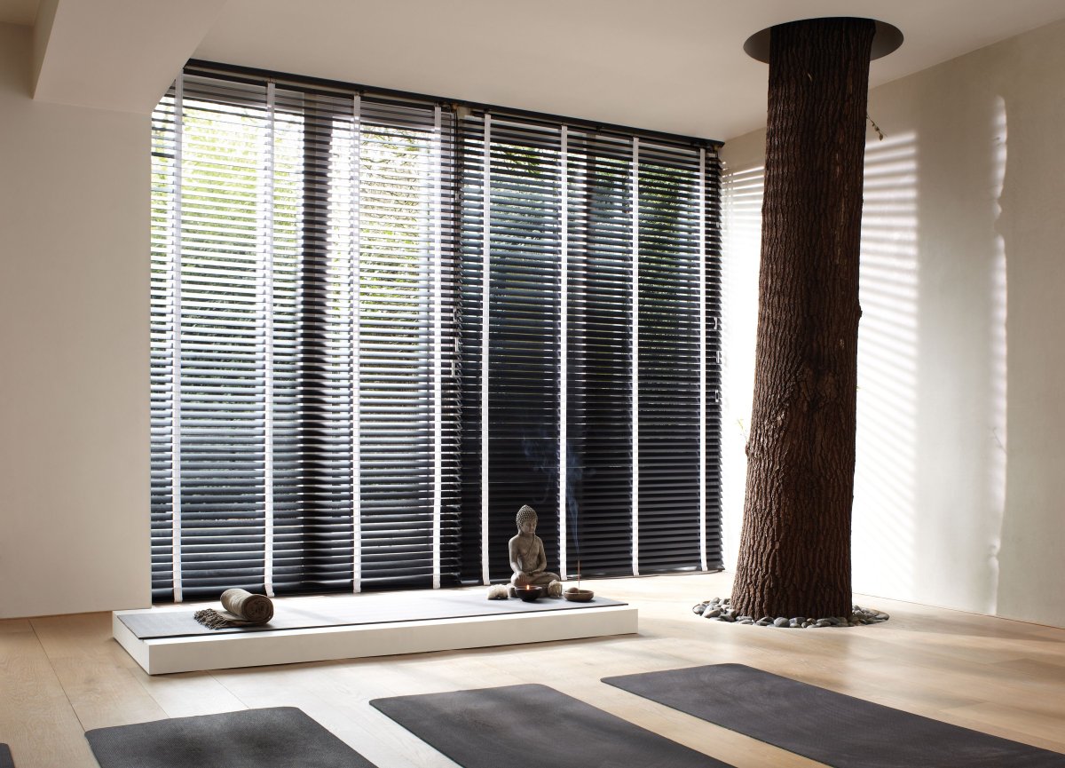 Черные деревянные жалюзи в интерьере