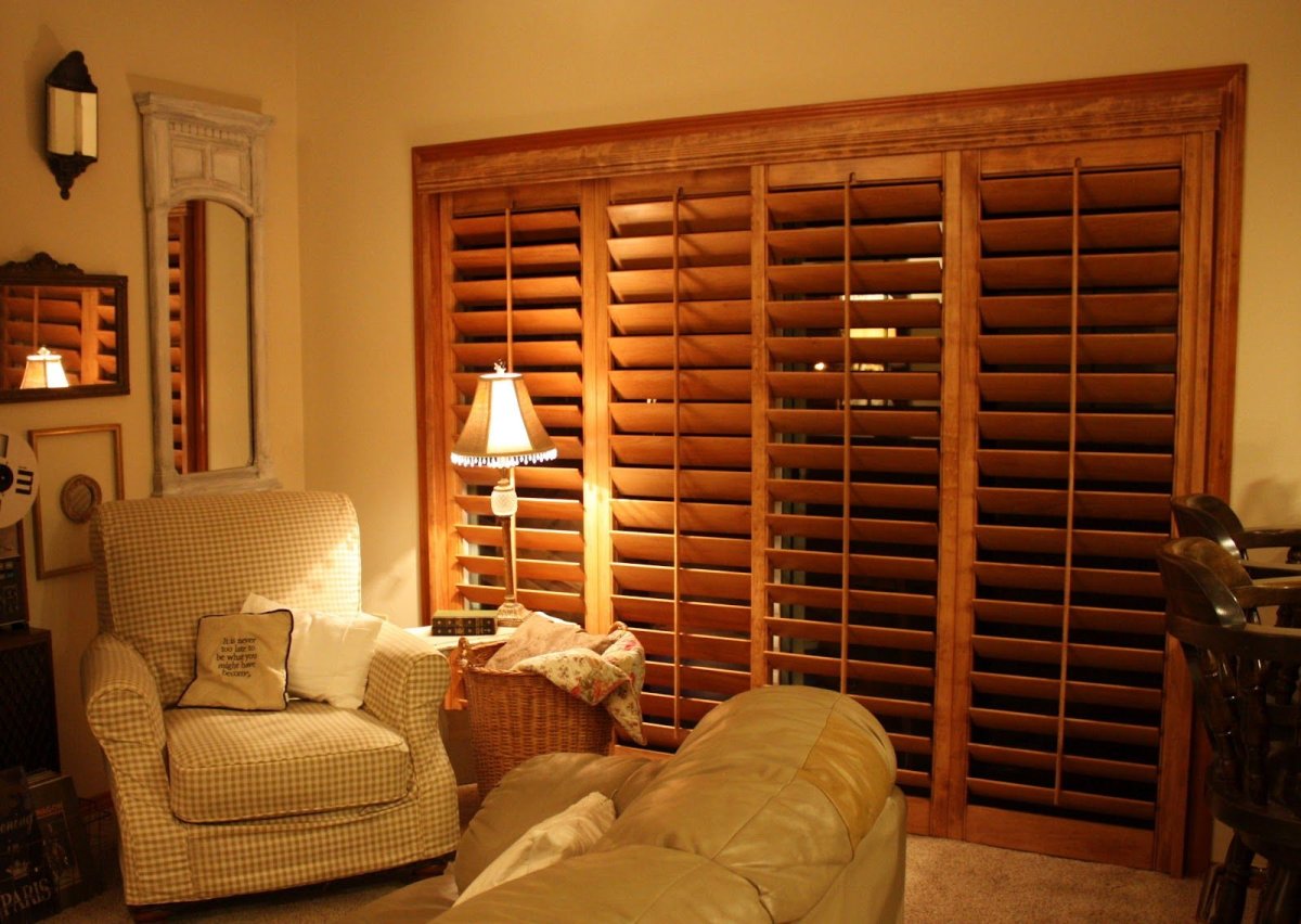 Деревянные жалюзи на стеклянную дверь