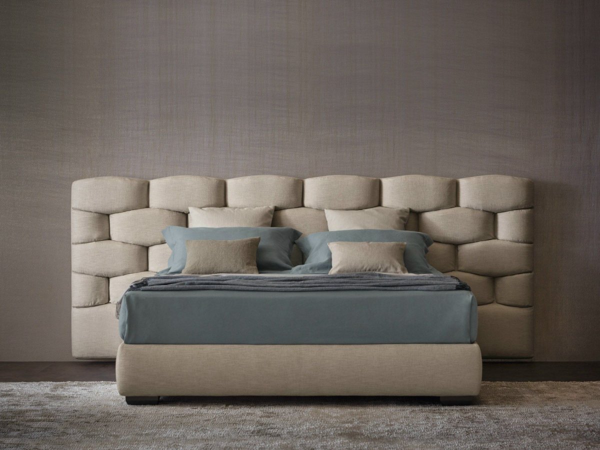 Мягкое панно в изголовье кровати