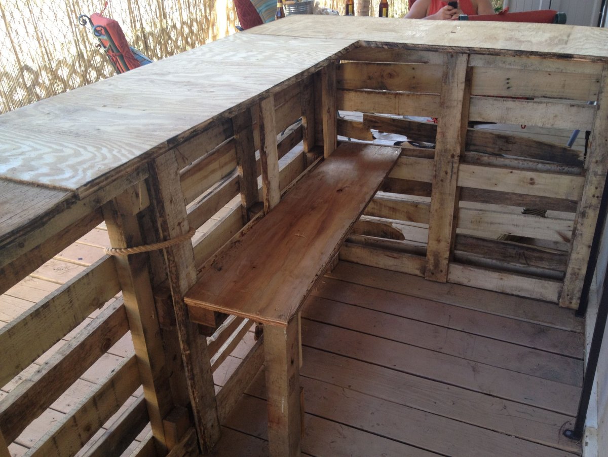 Ресепшен стойка из поддонов