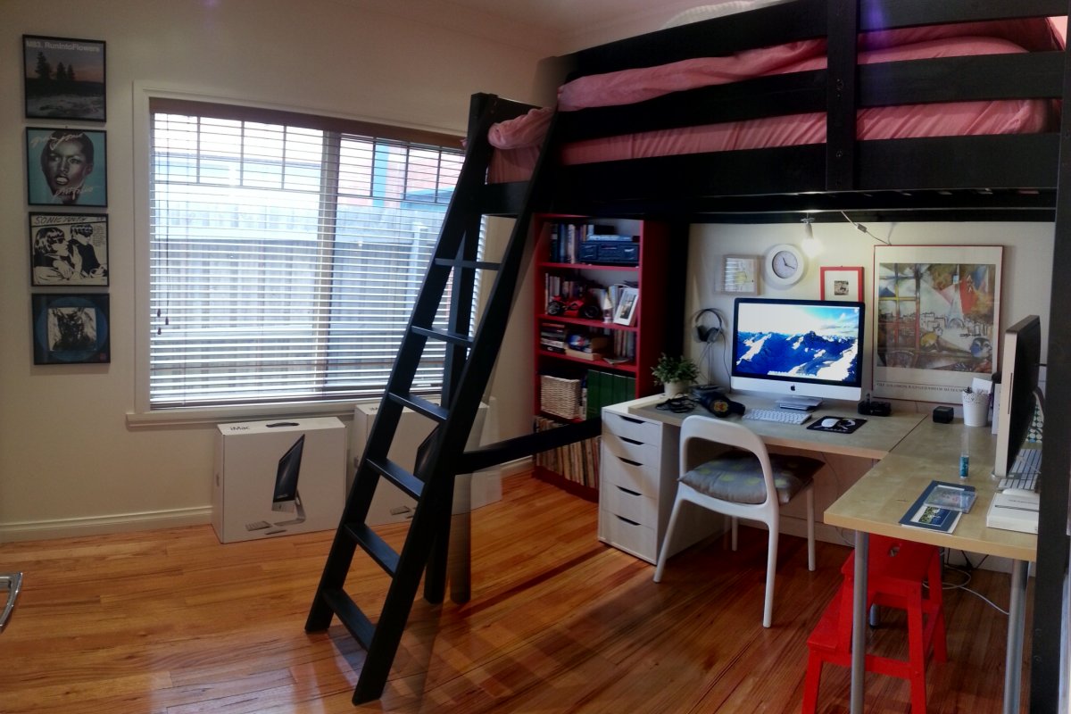 Комната для подростка с двухэтажной кроватью