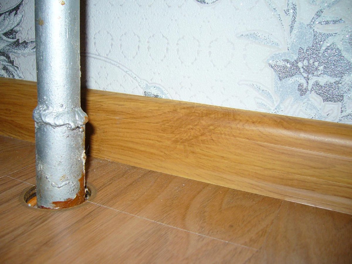 Ламинат возле труб
