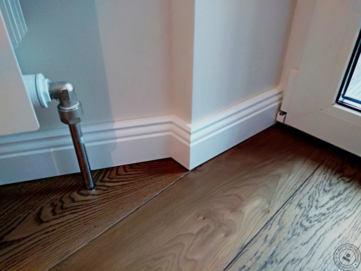 Широкий плинтус для пола для труб