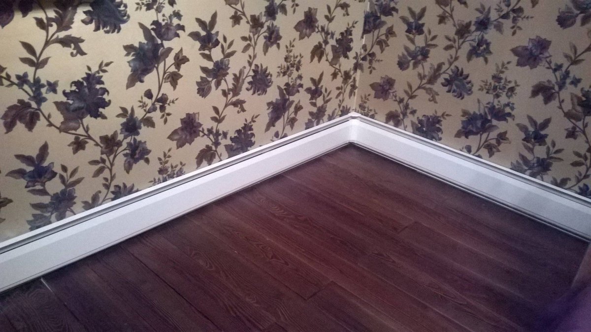 Плинтус под батареей