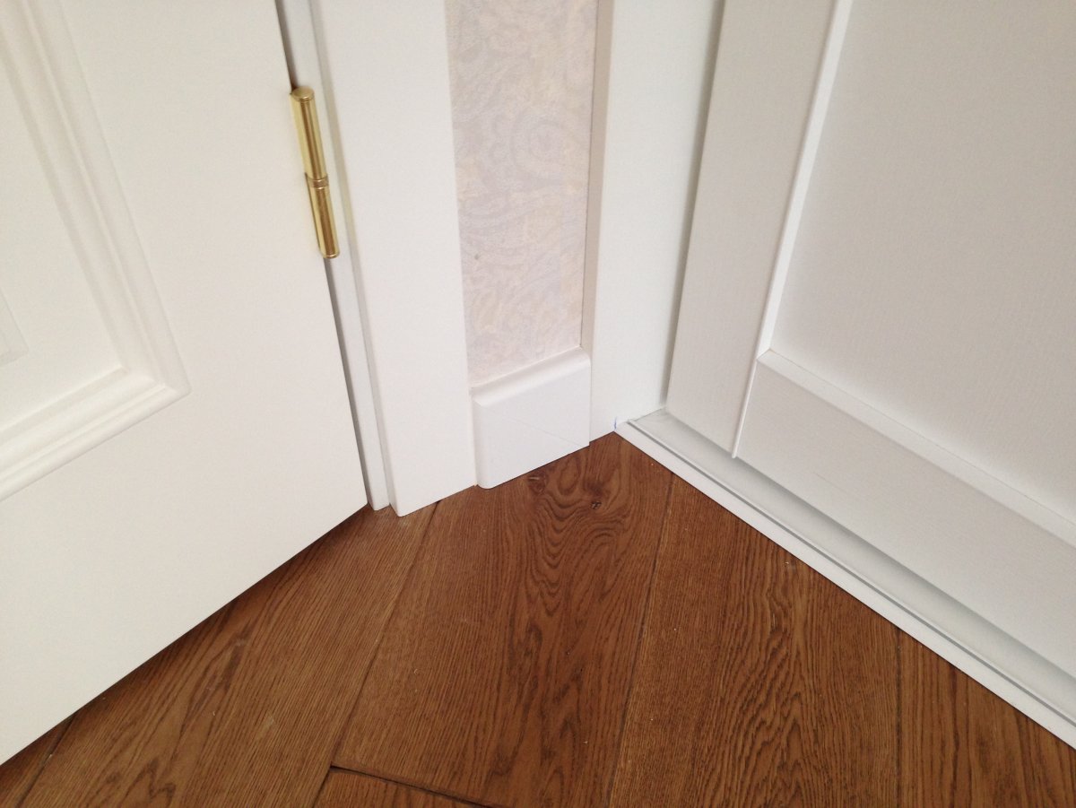 Спрятпит трубы отопления в комнате