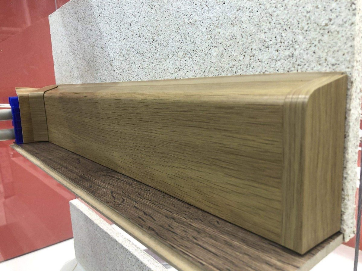 Плинтусы Рехау для скрытия труб