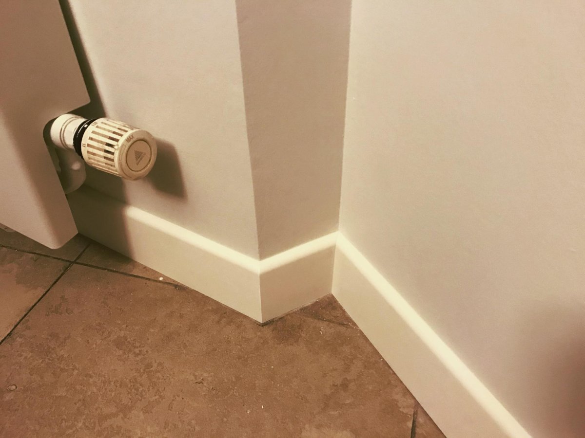 Плинтус для обоев