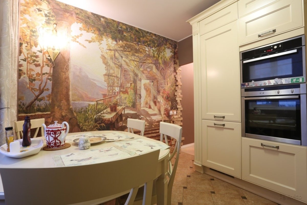 Геометрическая роспись стен на кухне