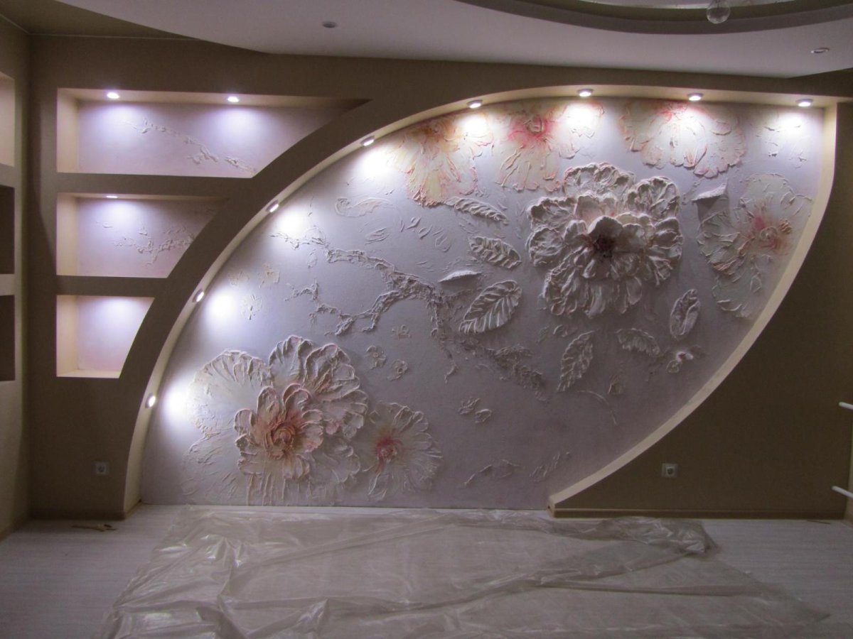 Лепнина цветы на стене