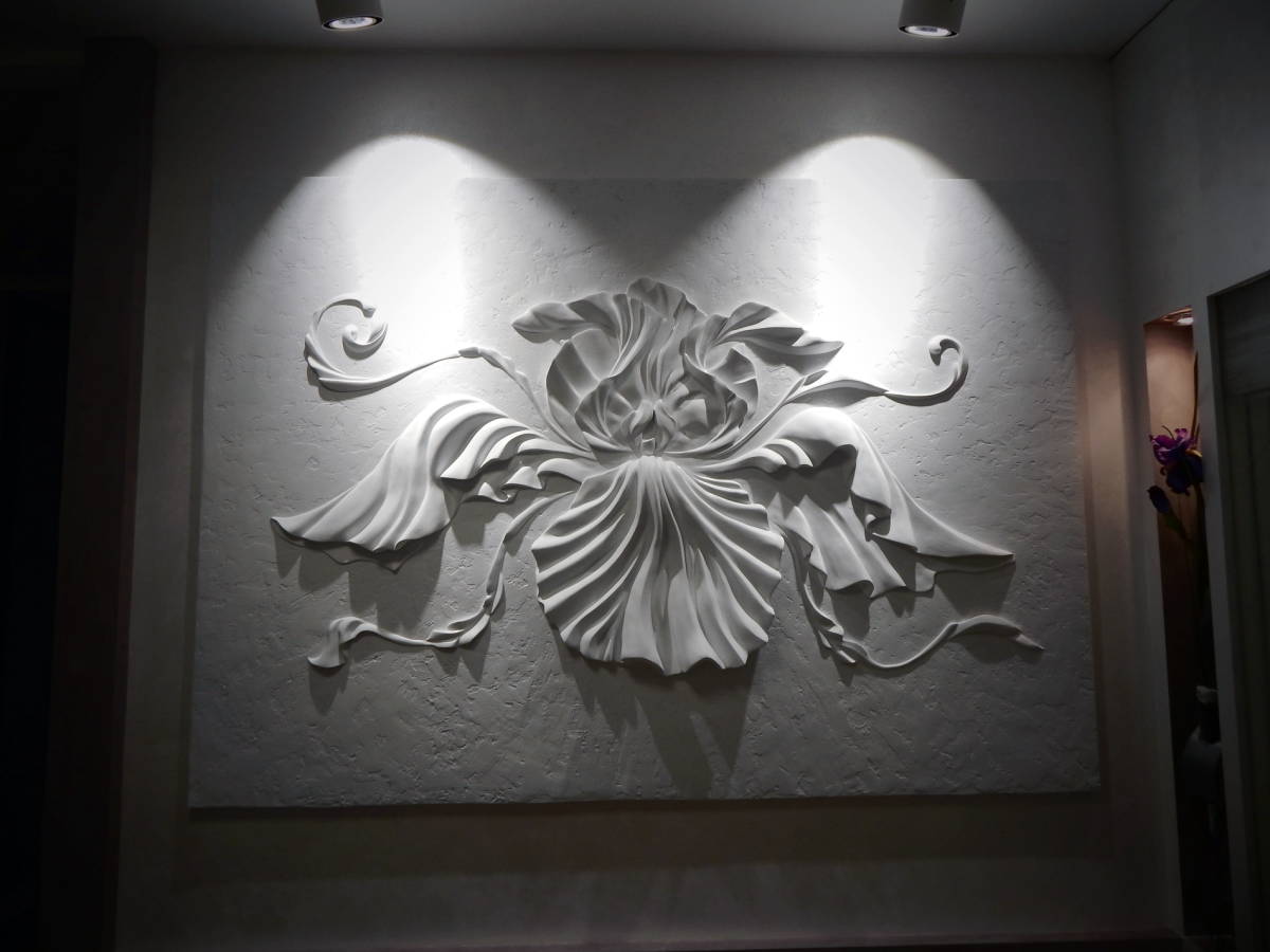 Барельеф большие цветы на стене