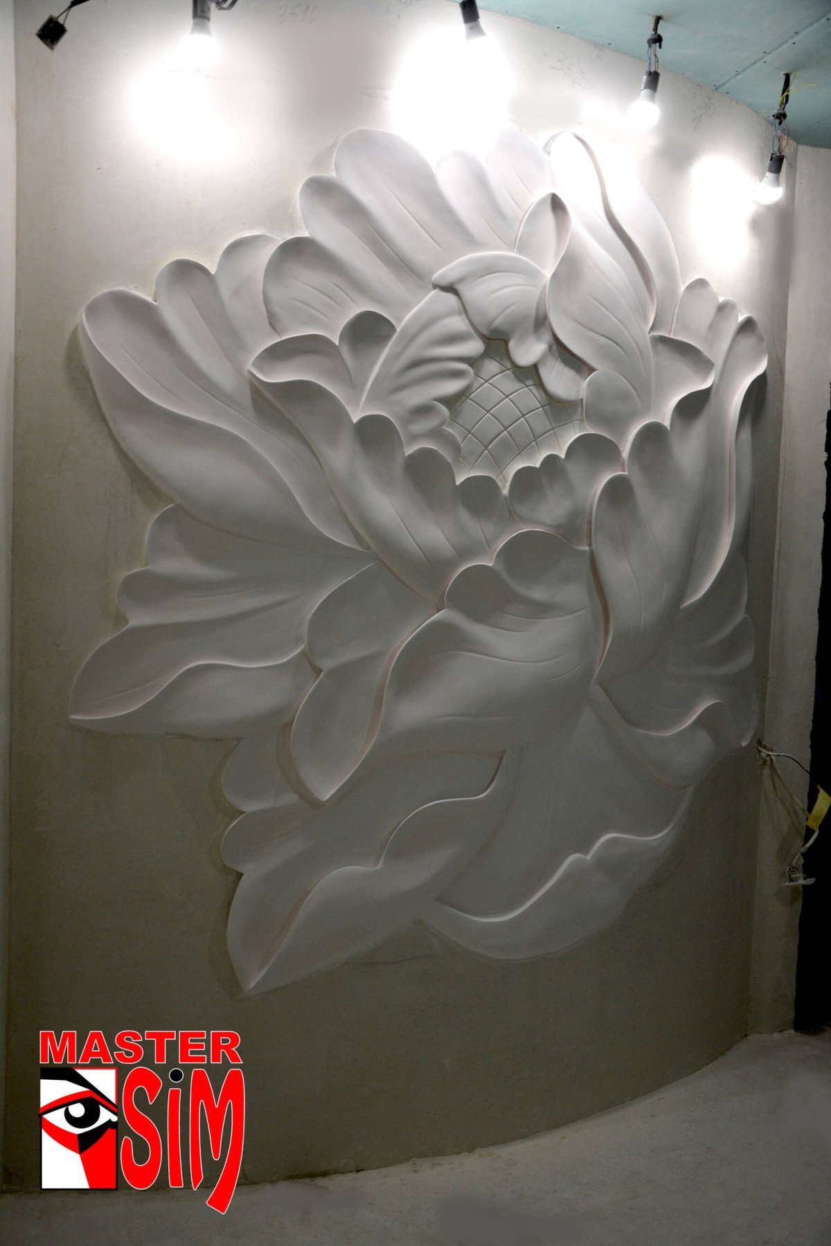 Ирис барельеф