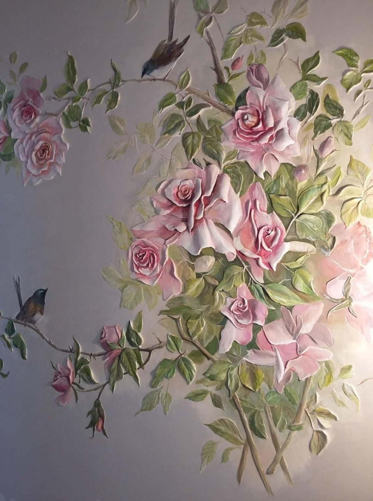 Барельеф лоза на стене