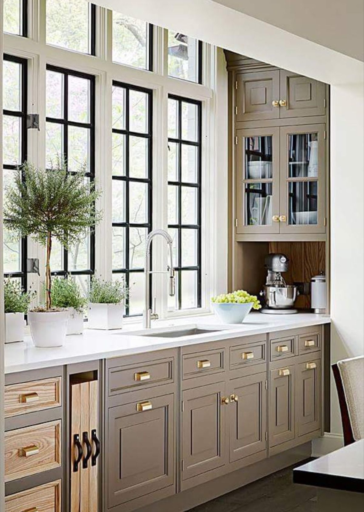 Окно над столешницей в кухне