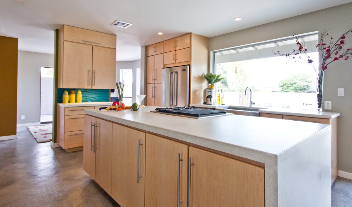 Кухня со столешницей посередине