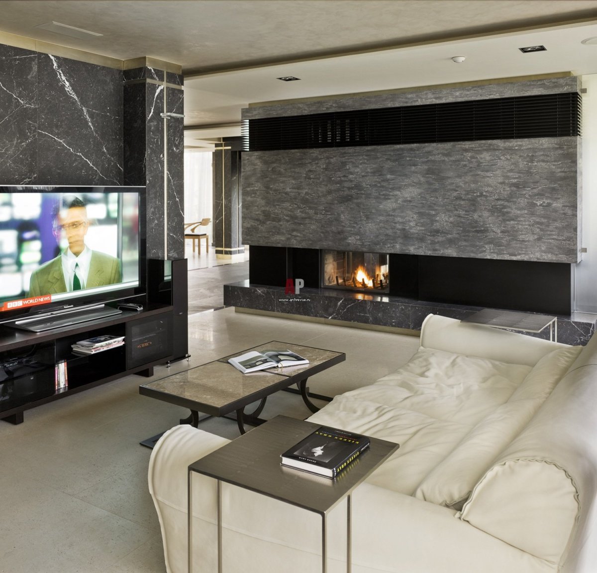 Телевизор на столбе в гостиной