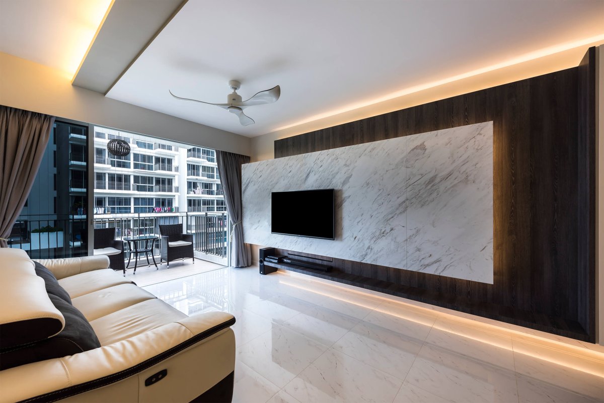 Телевизор на мраморной стене