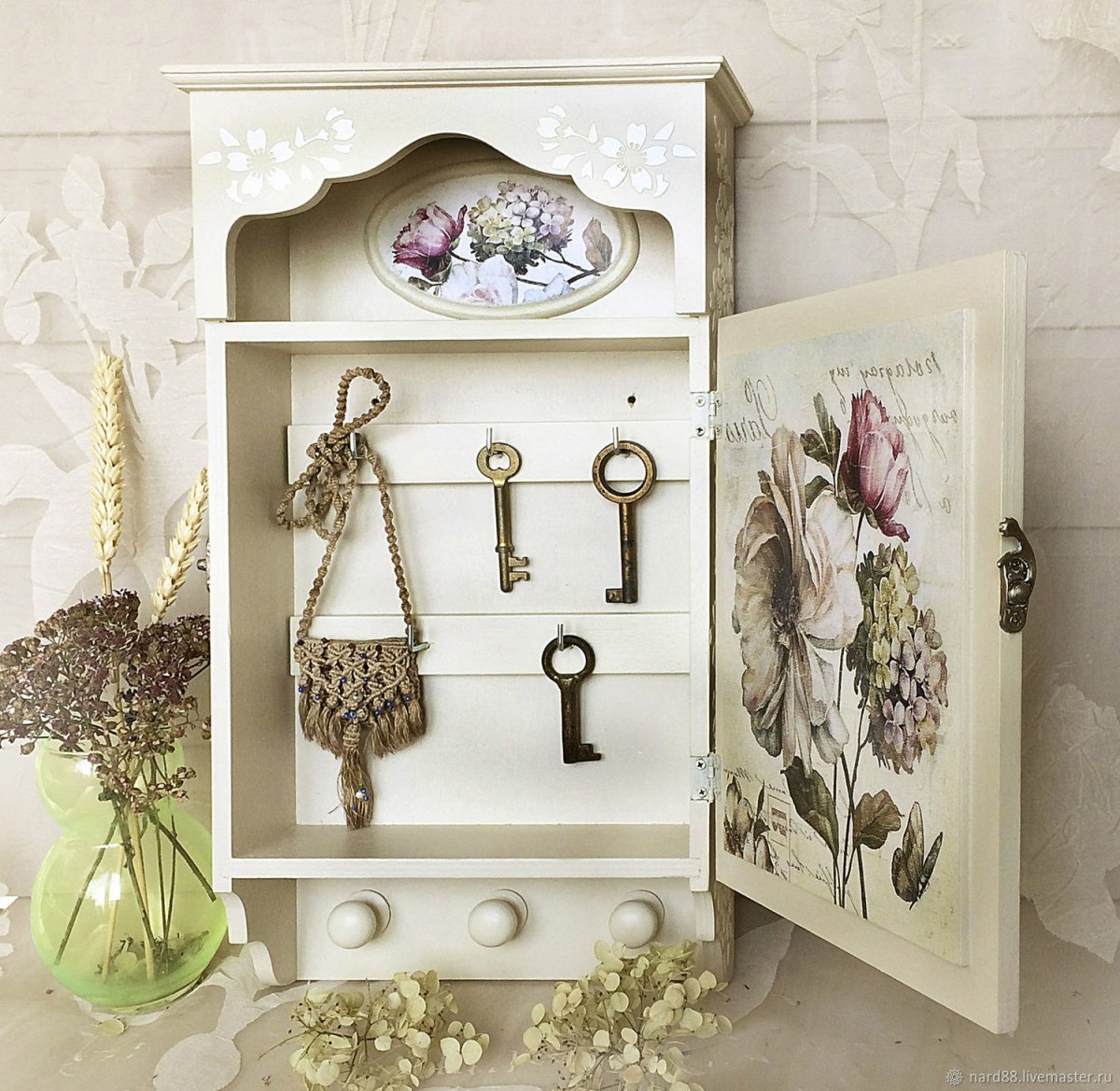 Красивая ключница настенная
