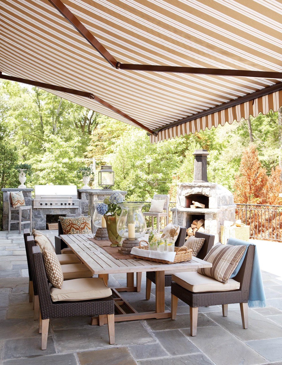 Франция летнее кафе маркизы