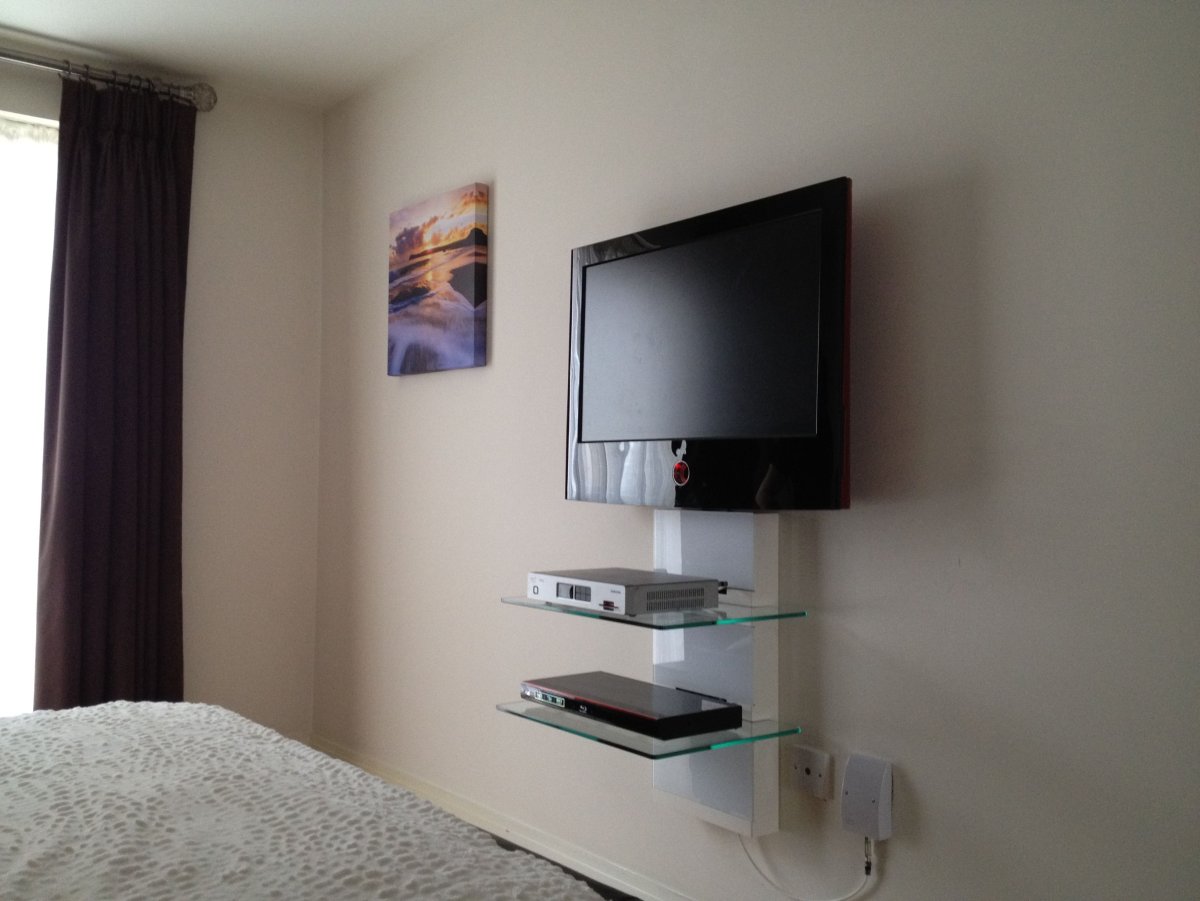 Подвесной короб для телевизора