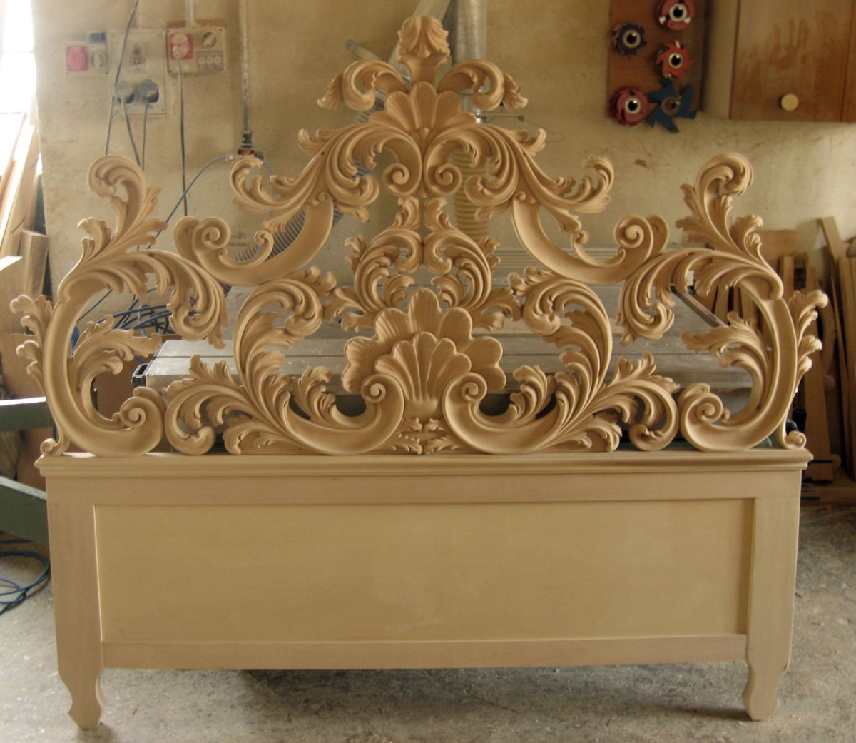 Резьба по дереву кровати