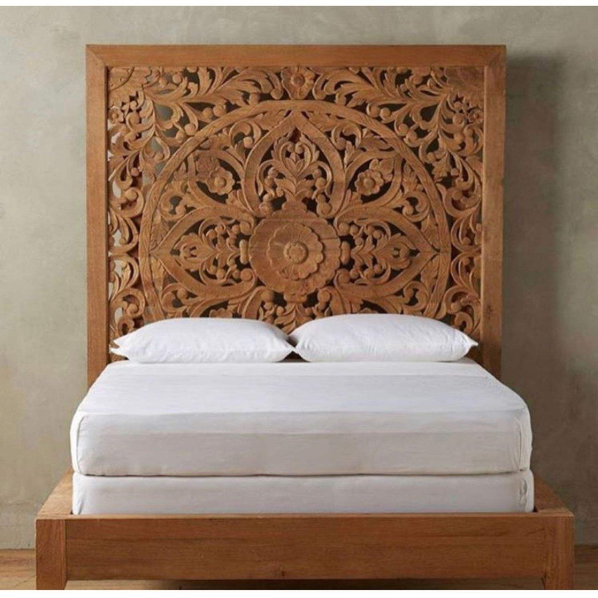 Резное изголовье кровати из дерева