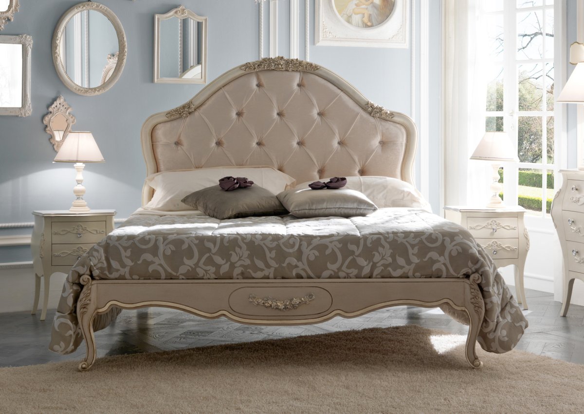 Кровать двуспальная с резным изголовьем